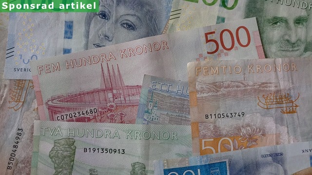 En bild på svenska sedlar utlagda på ett platt underlag.